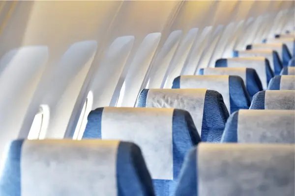Passageiro conferindo cartão de embarque no avião