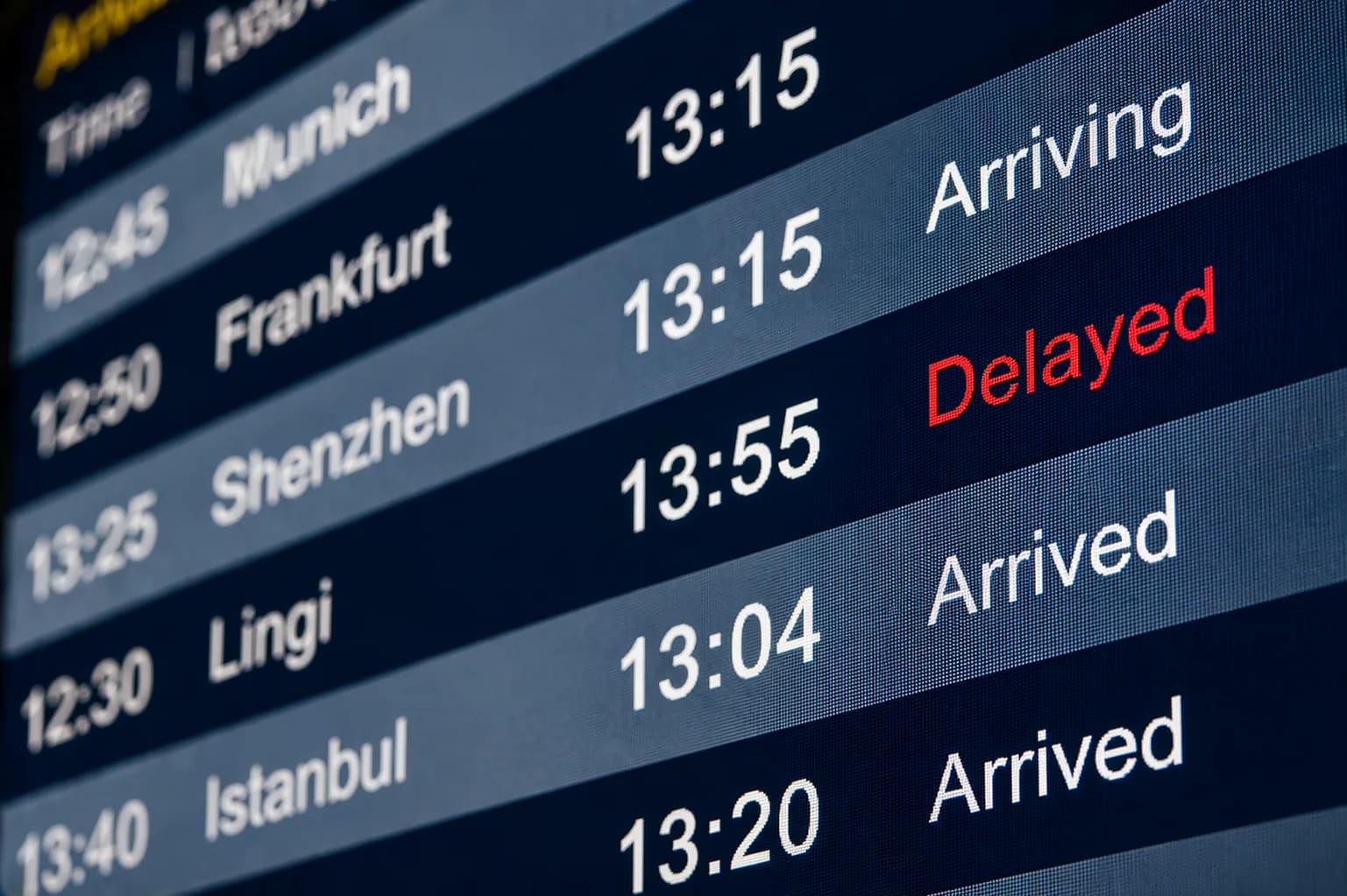 Painel de voos em aeroporto mostrando voo com status Delayed em vermelho