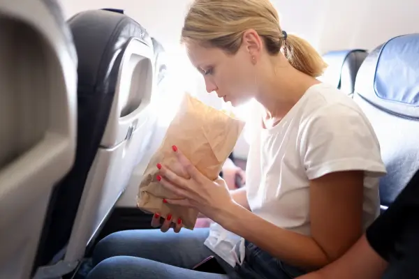 Passageiro em poltrona de avião durante o voo