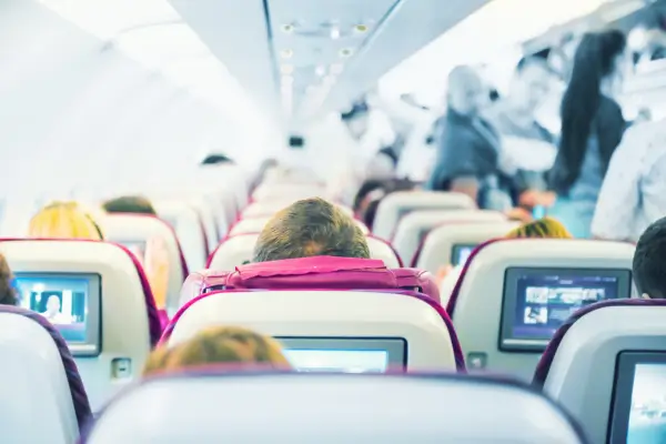 Passageiros em assentos de avião com espaço limitado