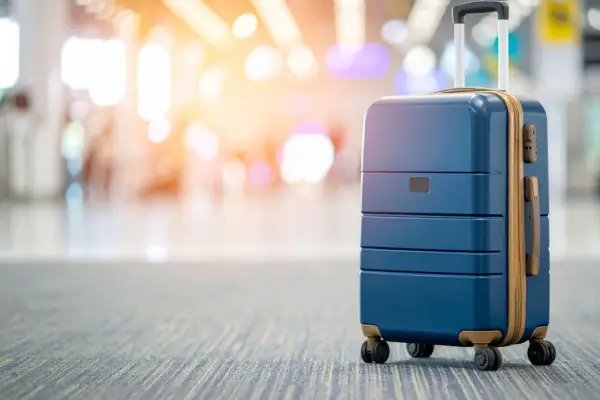 Itens frágeis sendo protegidos dentro de uma mala de viagem