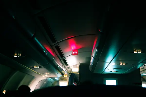 Interior de cabine de avião com passageiros